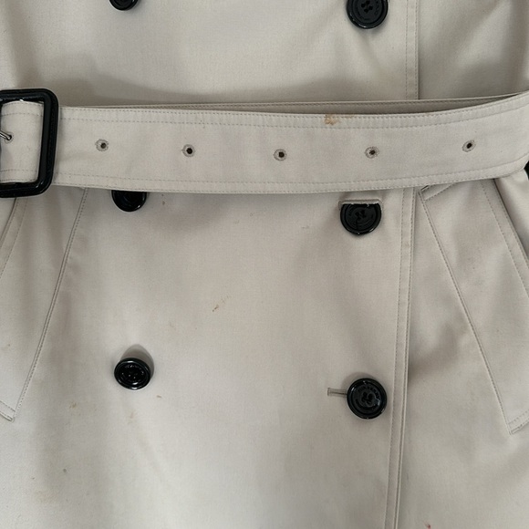 Classic Burberry Trench - Picture 2 of 13